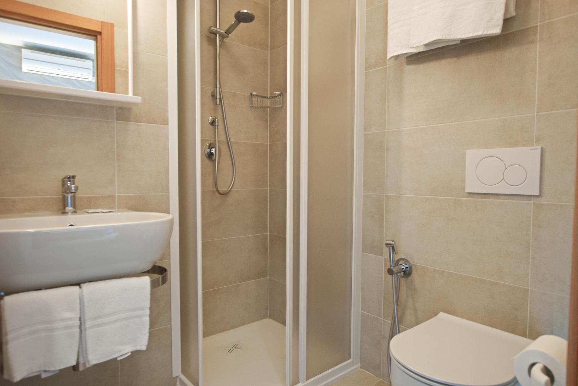 Hotel Paris Линяно Сабиадоро Екстериор снимка