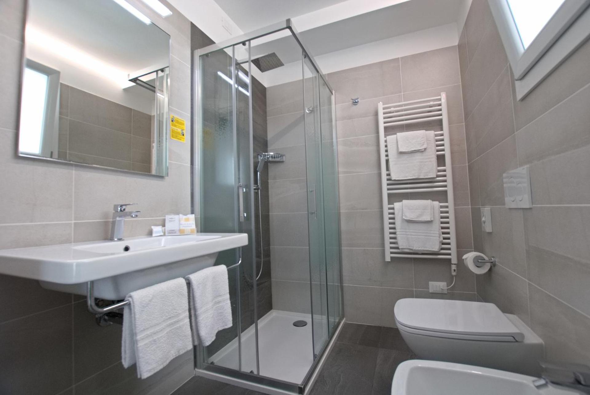 Hotel Paris Линяно Сабиадоро Екстериор снимка