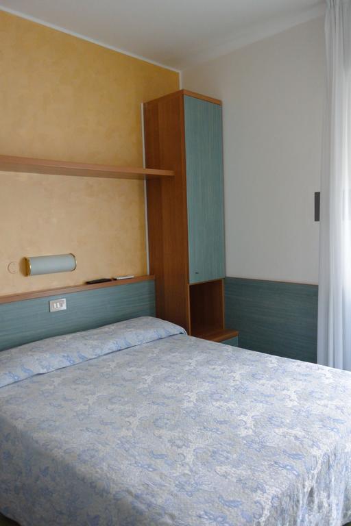 Hotel Paris Линяно Сабиадоро Екстериор снимка