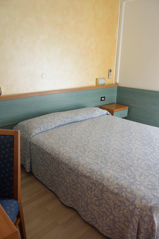 Hotel Paris Линяно Сабиадоро Стая снимка